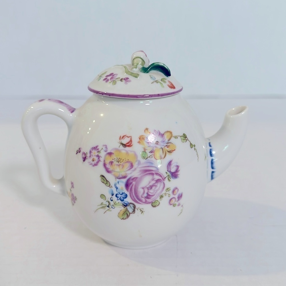 Vintage VIctoria and Albert Museum Mennecy 1985‎ Porcelain Mini Teapot 4" x 5"